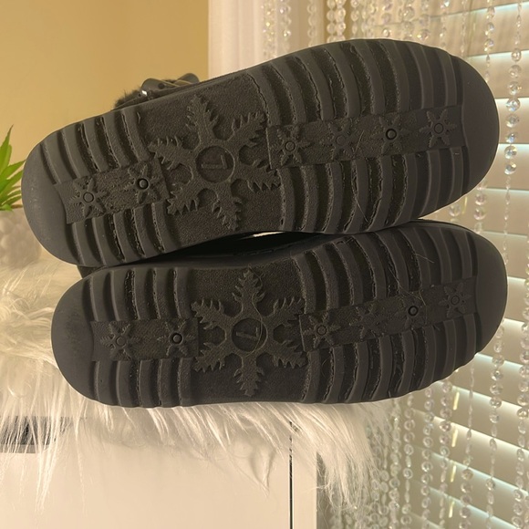 Like New Black Suede & Faux Fur White Mountain Boots - Picture 9 of 13